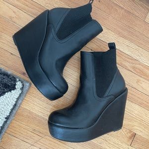 COPY - Classy goth platform bootie